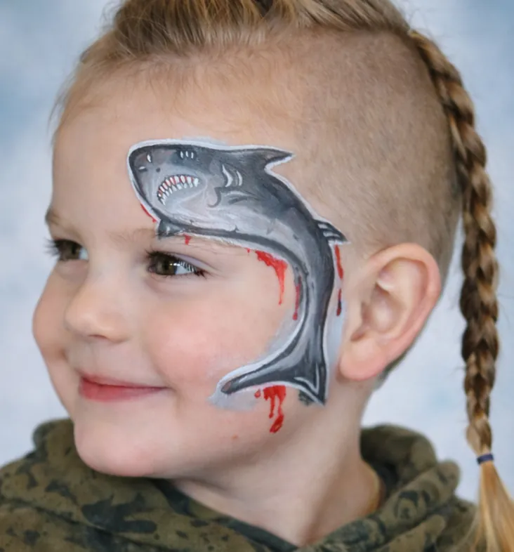Maquillage artistique requin réalisé sur un garçon
